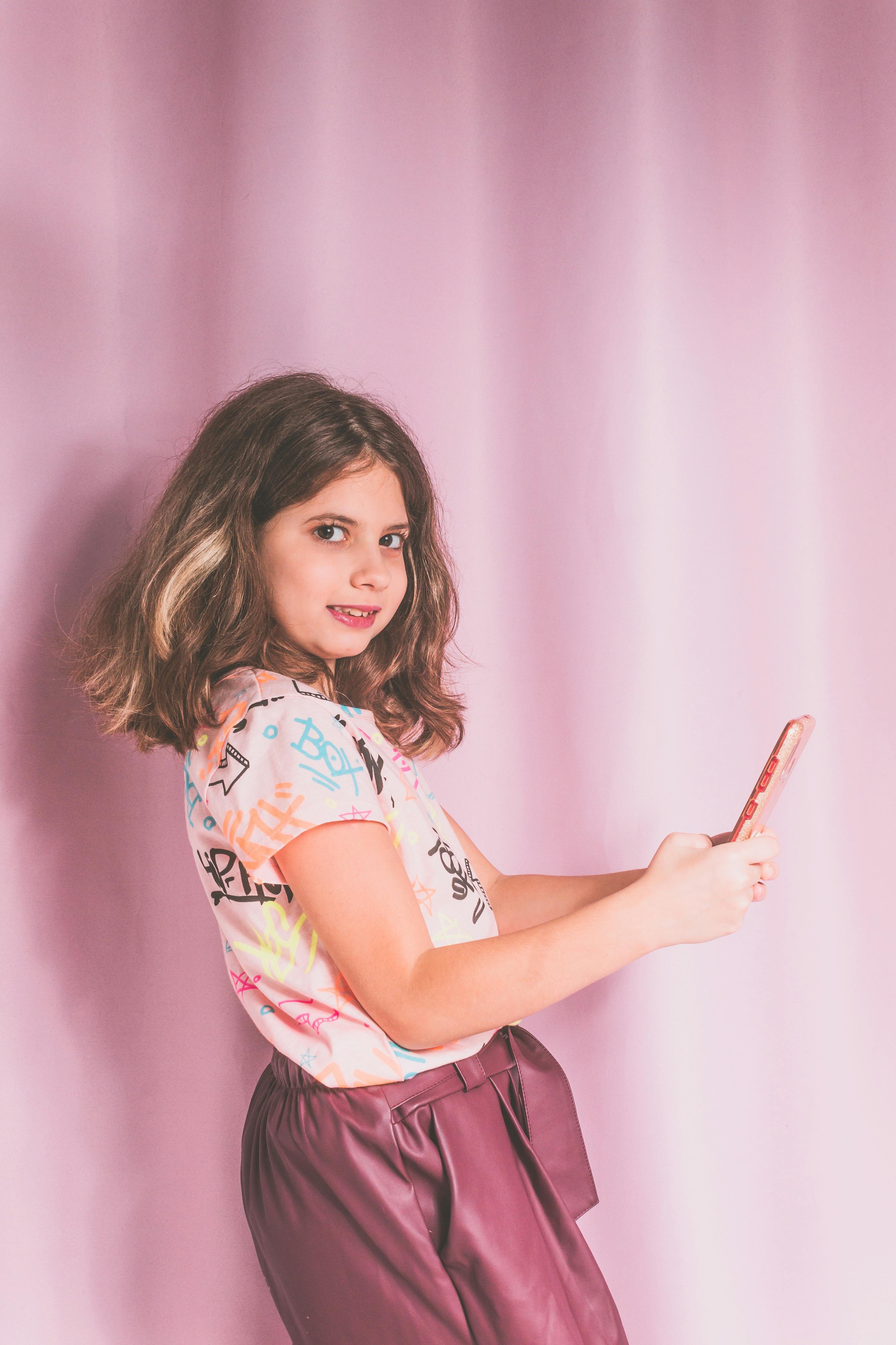 影视人像与角色表达相关画面，体现艺人经纪与内容协作