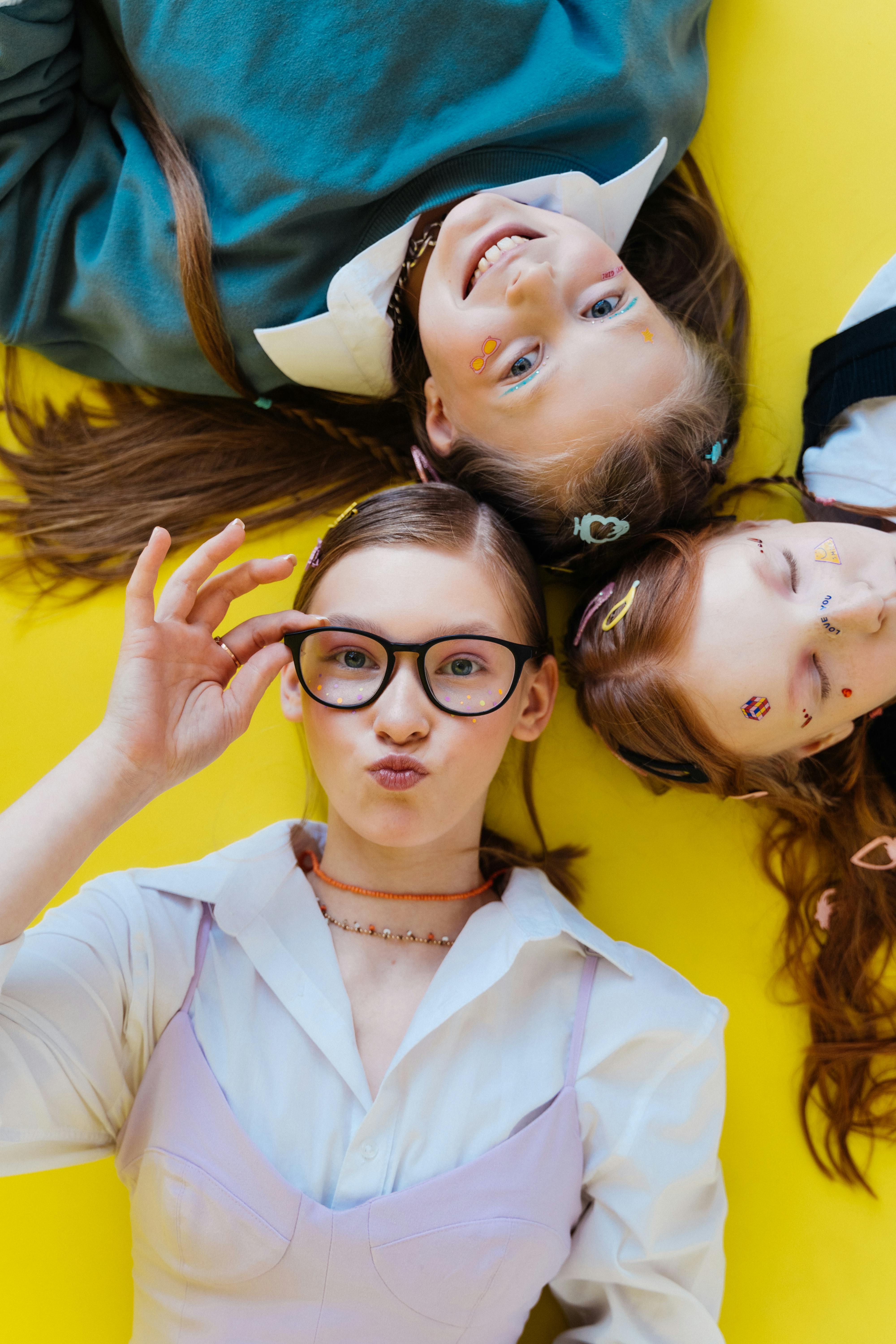 影视后期制作与影像包装相关画面，体现发行与包装能力